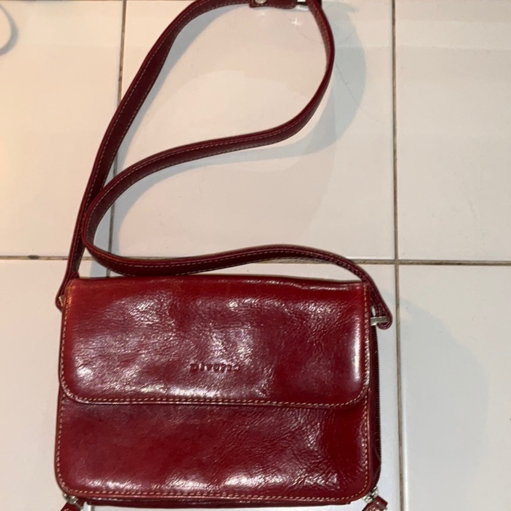 Diverso - Elegant Red Leather Crossbody Bag with Flap Design